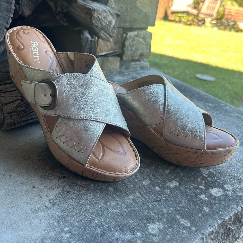 Born Curstyn Women's cork wedge sandals in Metallic Gold‎ leather Sz-9M. Q